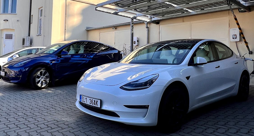 Dva automobily Tesla a nabíječky Growatt Thor